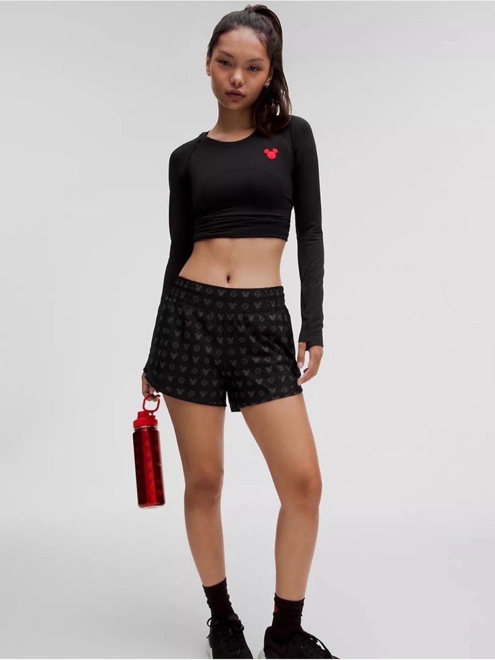 Lululemon x Disney Hotty Hot High-Rise 4” Short Size 4 🖤❤️🖤